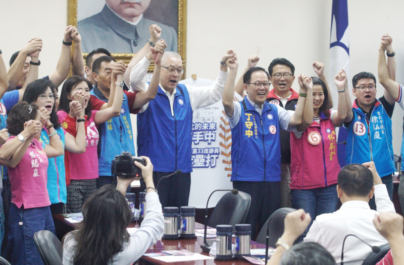 丁守中與市議員參選人懇托大會。 圖:張良一/攝