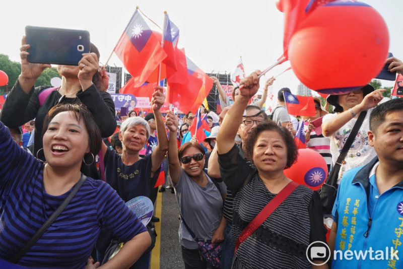 國民黨台北市長侯選人丁守中在凱道舉行造勢大會，場面熱烈。   圖：張良一/攝