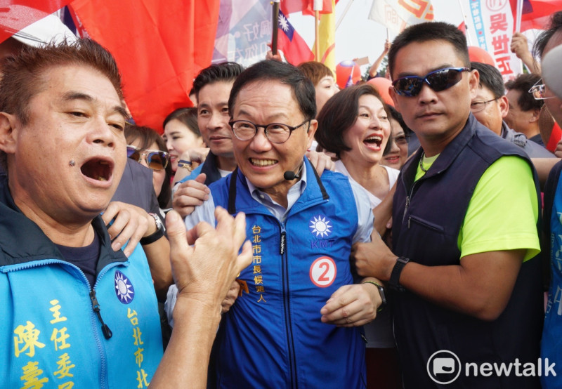 國民黨台北市長侯選人丁守中穿過重重人潮擠進造勢台前。   圖：張良一/攝