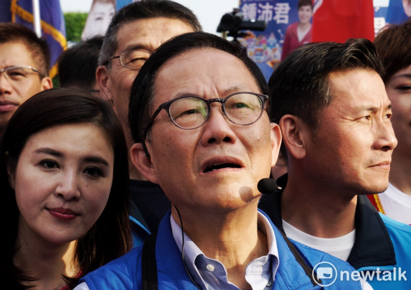國民黨台北市長侯選人丁守中表示，今天來支持他的民眾，是昨天柯文哲造勢晚會的好幾倍。   圖：張良一/攝