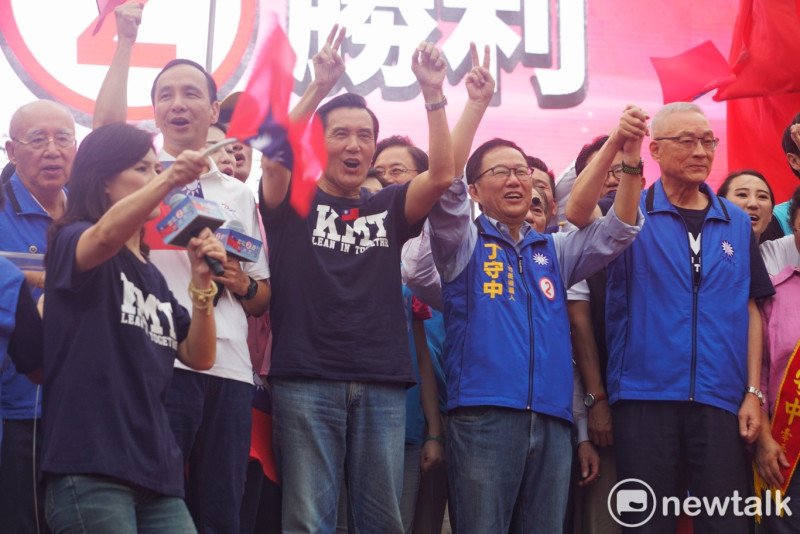 前總統馬英九、現任國民黨主席吳敦義，以及現任新北市長朱立倫皆到場力挺丁守中。   圖：張良一/攝