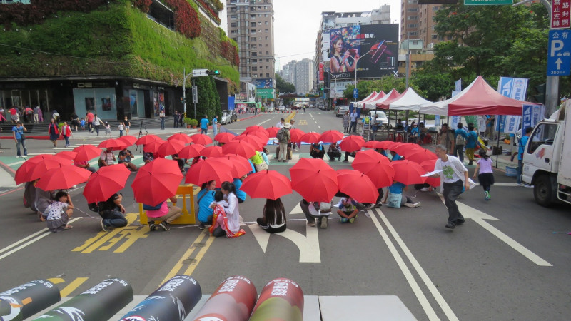 環團高舉紅傘排出「用選票 要無煤反黑箱」。   圖：台灣健康空氣行動聯盟/提供