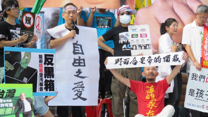 台灣健康空氣行動聯盟聯合北中南環團、公民團體和四、五十名醫師走上街頭。   圖：台灣健康空氣行動聯盟/提供