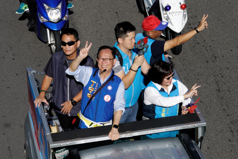 國民黨台北市長候選人丁守中上午在中正、萬華區以車隊掃街，向選民拜票。   圖：張良一/攝