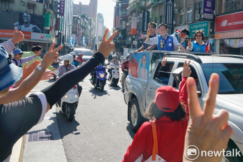 國民黨台北市長候選人丁守中上午在中正、萬華區掃街時，支持者一起比出二號手勢。   圖：張良一/攝