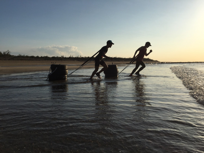 長征隊隊員們在沙崙海水浴場，每人負重10-20公斤的  輪胎進行一整天的拖拉訓練   圖：橘子關懷基金會/提供