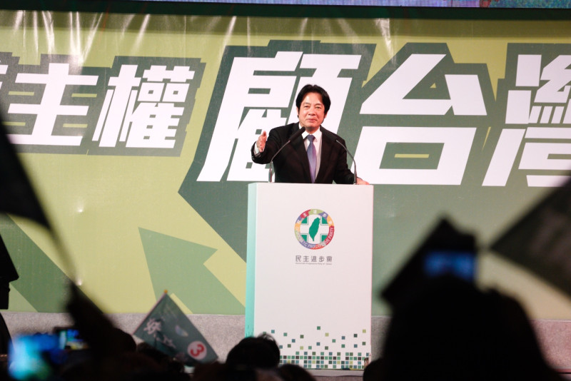 行政院長賴清德晚上在姚文智造勢晚會上表示，民主台灣與極權中國是兩個不同的國家。   圖：張良一/攝