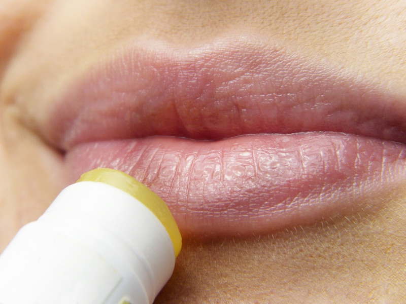 食藥署表示，如果覺得唇部乾燥，可適度使用具保濕功能的護唇膏，來避免乾裂。   圖：Pixabay