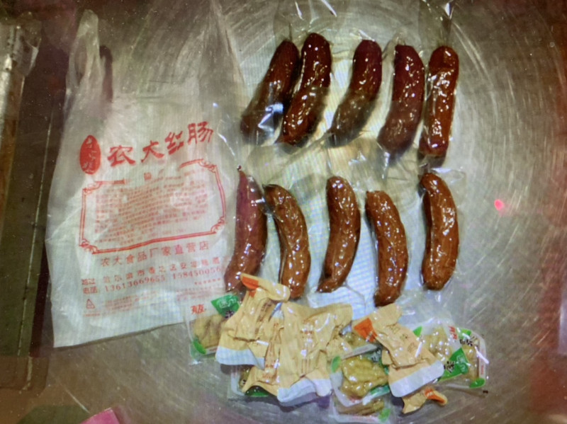 一名旅客上午從中國杭州搭機入境桃園機場時，因攜帶3.6公斤香腸被海關查獲，遭防檢局開罰5萬元。（示意圖）   圖：行政院農業委員會／提供