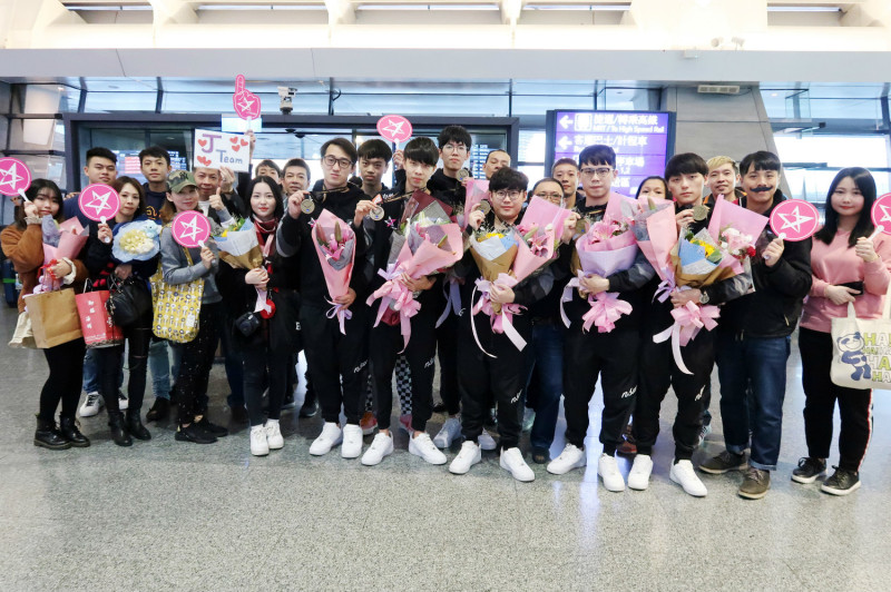 許多粉絲特地到國門迎接J Team返國。