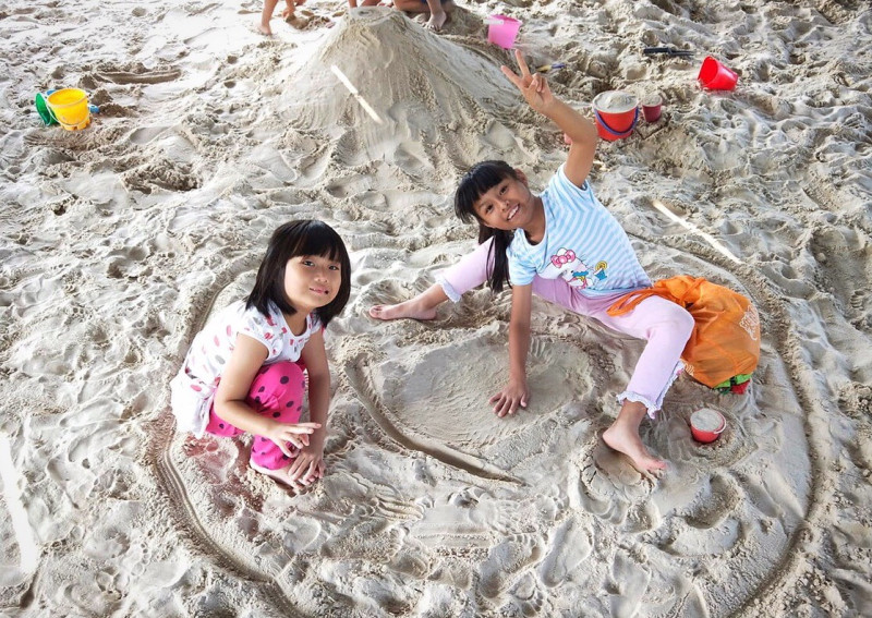 「考古大沙坑」大片柔軟細沙讓小朋友玩得不亦樂乎   圖：十三行博物館/提供