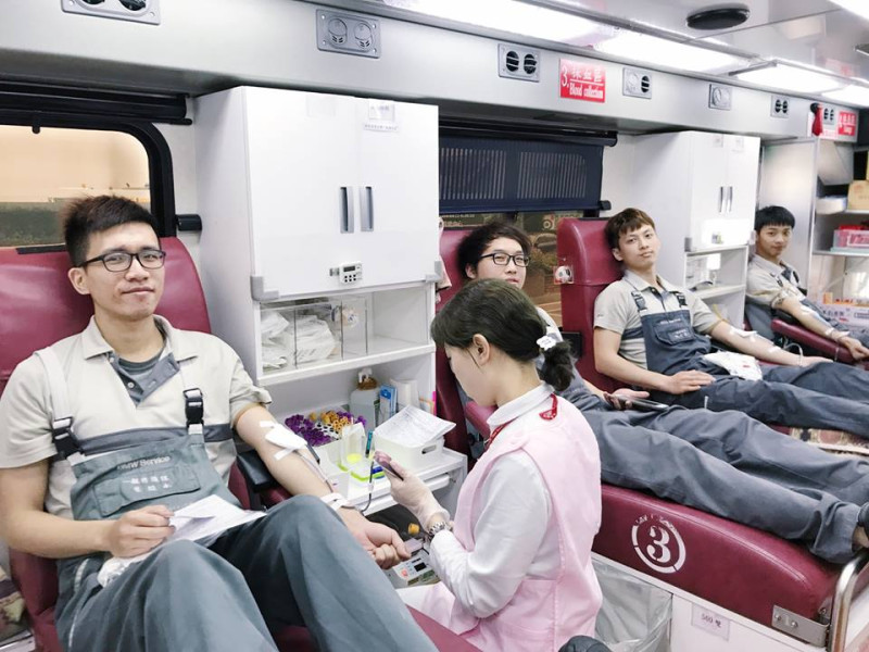 台灣血液基金會今（3）日公布血液安全庫存量，目前全國平均血液庫存量僅剩4.7天，其中台北市的平均血液庫存更剩不到3天。   圖：台北捐血中心粉絲團/提供