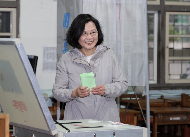 總統蔡英文6日上午前往秀朗國小投下黨主席補選選票。   圖：台北市攝影記者聯誼會提供