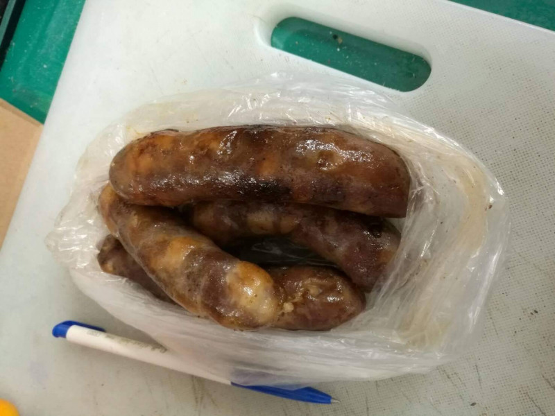 一名中國籍徐姓旅客7日循小三通攜帶0.4公斤香腸，入境金門遭查獲。   圖：財務署高雄關/提供