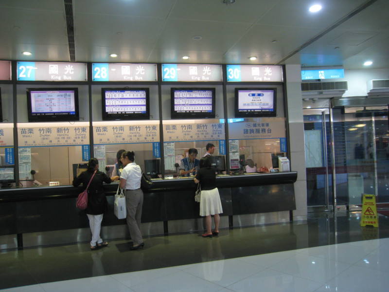 台北轉運站整合9家客運業資訊，購票、上車一指就搞定。   圖：國光客運/提供