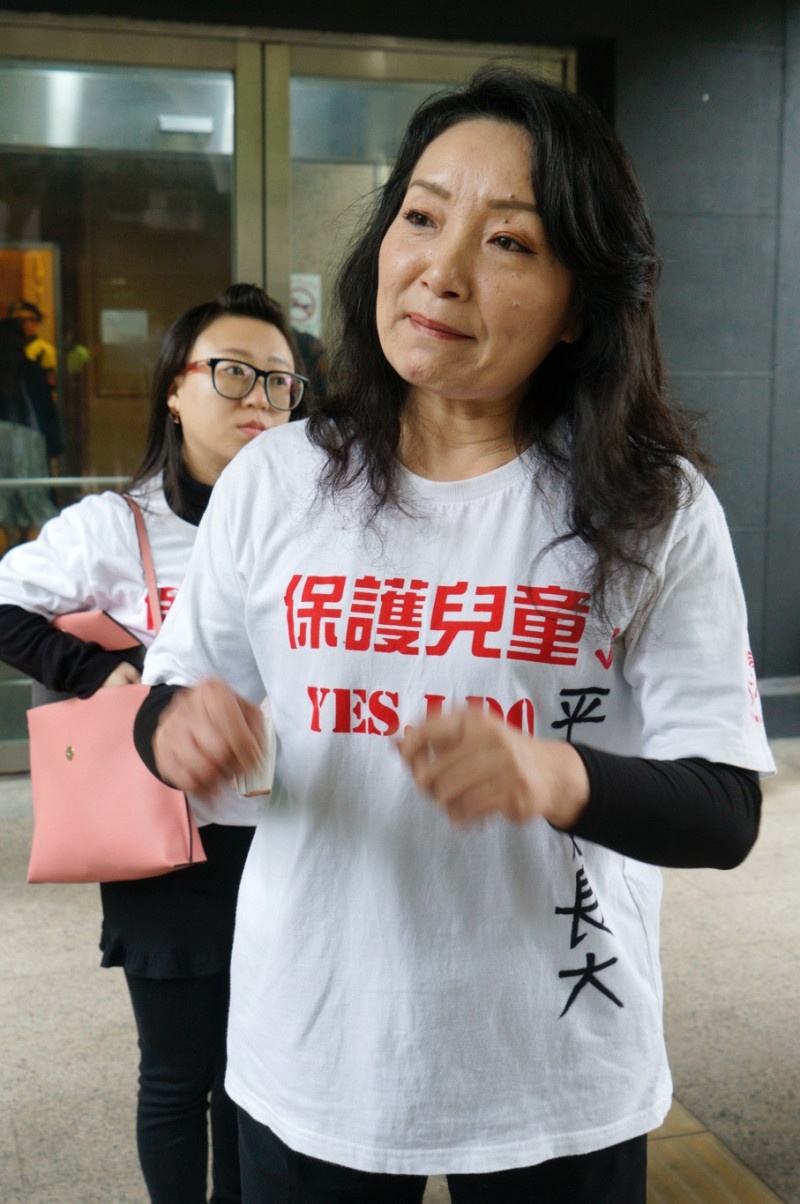 中華民國兒童權益促進協會理事長王薇君號召網友到立法院抗議,並規劃遊行希望趕快修法通過。 圖:張良一/攝