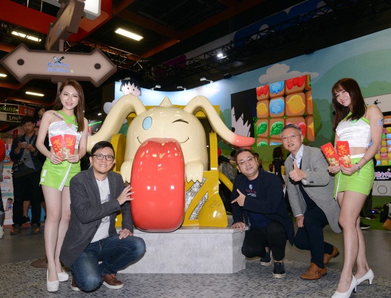 遊戲橘子在台北電玩展精心還原「魔力寶貝M」遊戲場景法蘭城，同時打造比人還高的夢幻萌寵「純白嚇人箱」，邀請玩家重溫青春回憶。