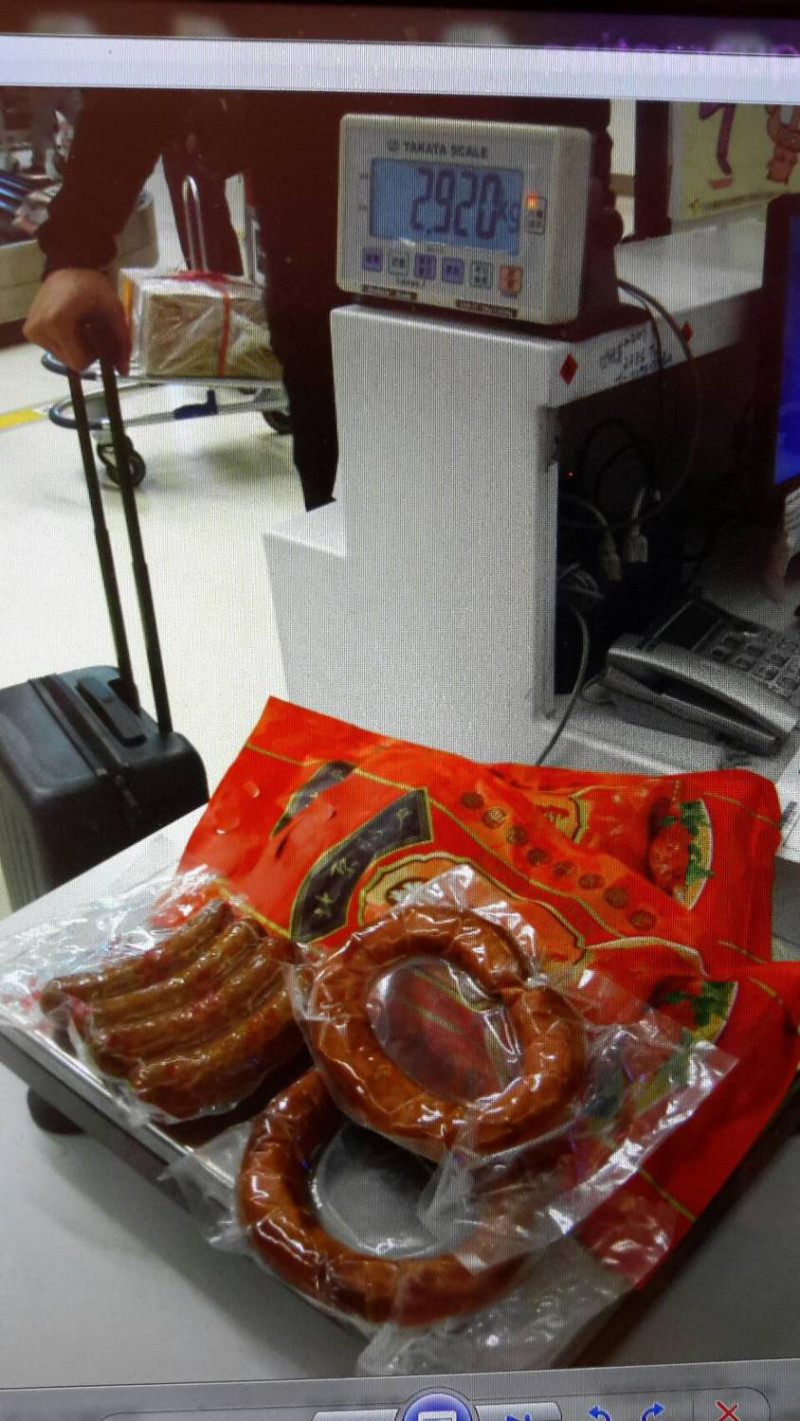 今日上午中國旅客攜帶紅腸、加工豬肉產品及烤鴨共計2.92公斤未主動申報。   圖：農委會防檢局/提供
