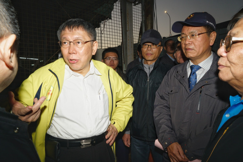 台北市長柯文哲在北農總經理翁震炘的陪同下，視察北農第一果菜批發市場。   圖：張良一/攝