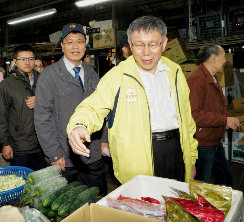 台北市長柯文哲在北農總經理翁震炘的陪同下，視察北農第一果菜批發市場。   圖：張良一 / 攝