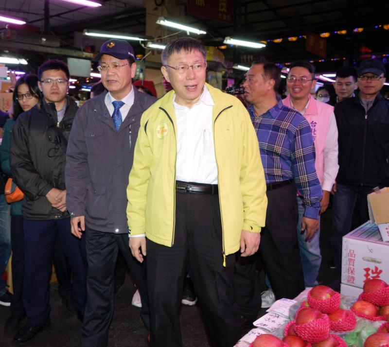台北市長柯文哲在北農總經理翁震炘的陪同下，視察北農第一果菜批發市場。   圖：張良一 / 攝