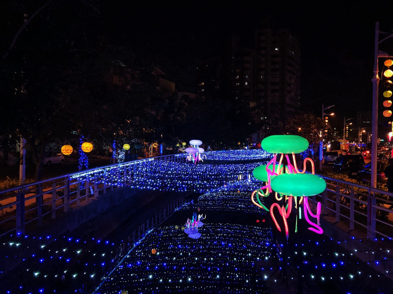 2019台灣燈會在屏東東港小鎮燈區的光復路運河及延平老街佈燈。   圖：屏東縣政府/提供