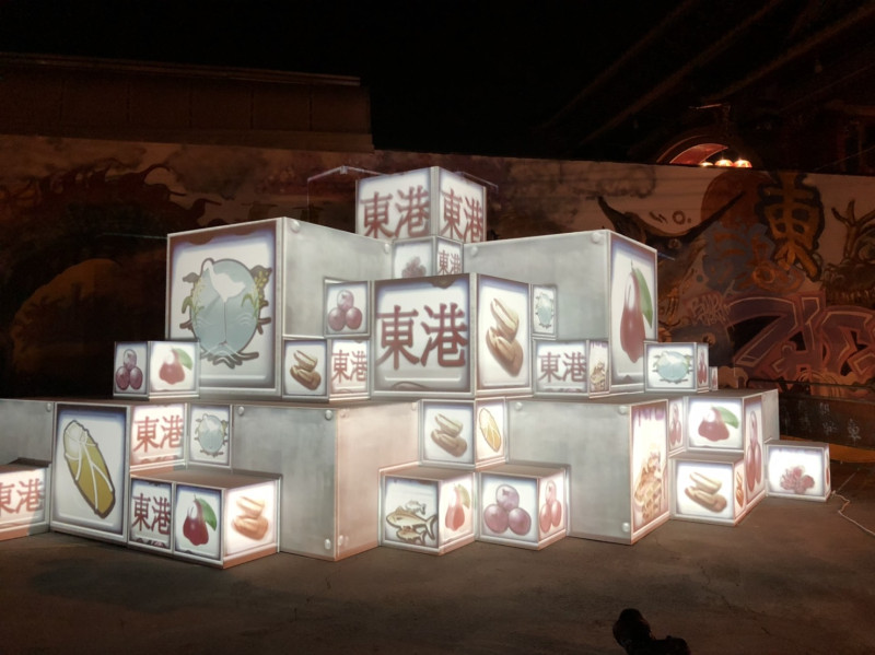 小鎮燈區在延平老街以尋光陰為主題展演「光盒子」燈光藝術。   圖：屏東縣政府/提供