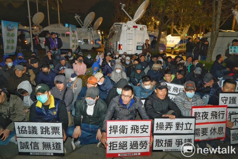 罷工中的華航機師11日在交通部外靜坐等候協商。   圖：張良一/攝(資料照片)