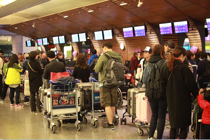因應華航機師罷工，旅客排隊等待簽轉。   圖：林昀真/攝