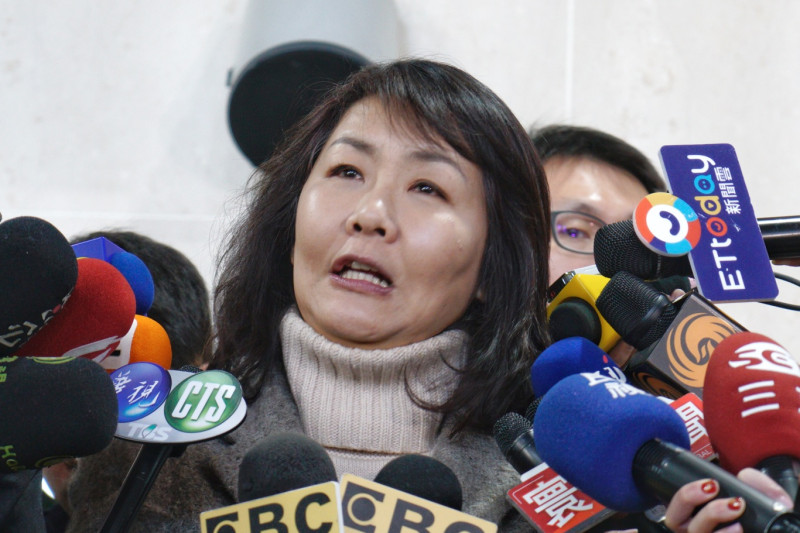 桃園機師工會理事陳蓓蓓記者會。   圖：張良一/攝