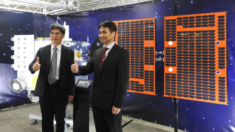 科技部長陳良基（左）與國家太空中心主任林俊良（右）上午出席「台灣第三期國家太空科技發展長程計畫」記者會，並在福爾摩沙衛星七號模型前合影。   圖：科技部／提供