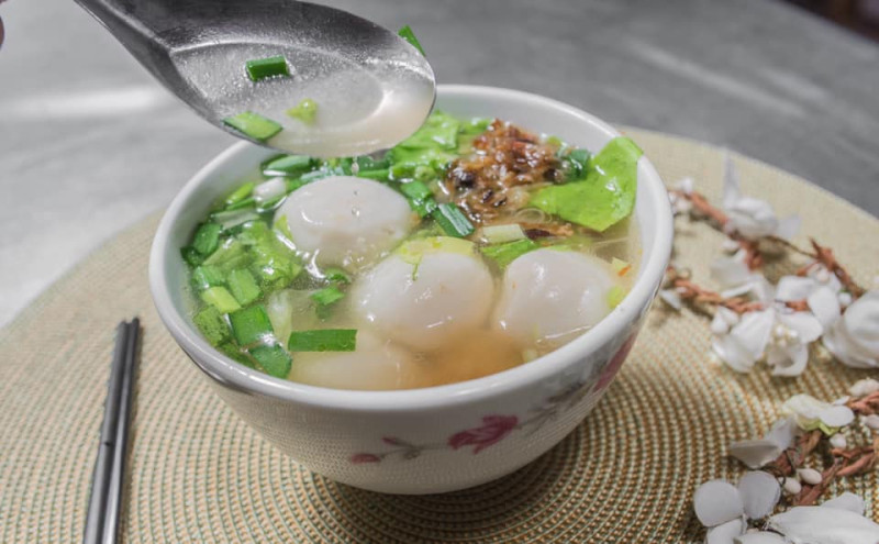 政江號的鮮肉湯圓份量足夠，搭配萵苣和油蔥烹煮的鹹湯，吃起來不僅美味，也很有飽足感。   圖：取自政江號粉絲專頁