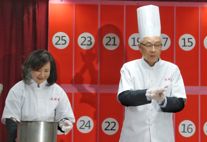 國民黨主席吳敦義伉儷穿著廚師裝，出席國民黨中央舉辦的慶元宵活動。   圖：張良一/攝
