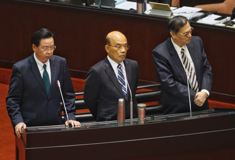 行政院長蘇貞昌（中）、外交部長吳釗燮（左）、陸委會主委陳明通（右）在立法院院會備詢。   圖：張良一/攝