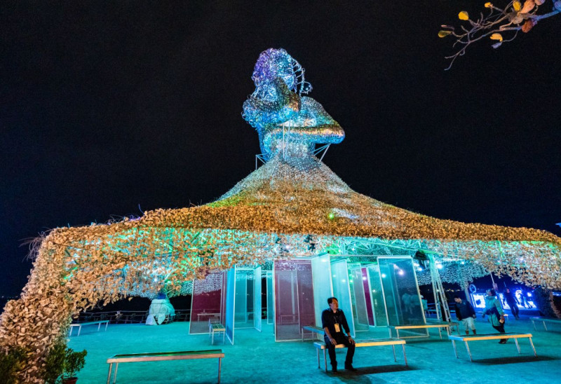 新住民藝術主燈「海之女神」，裙擺的蚵殼取自海洋。   圖：觀光局/提供