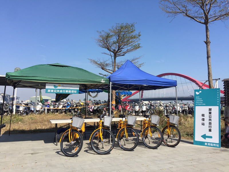 東港鎮東琉線船運服務中心旁設置一處Pbike租借站，提供自行車免費借用。   圖：屏東縣政府/提供