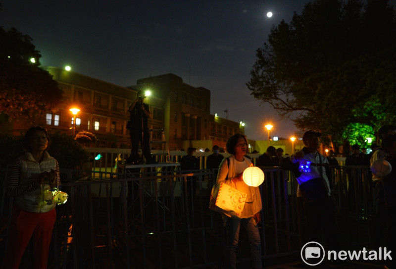 反同婚團體在行政院前舉行元宵提燈繞政院活動。   圖：張良一/攝
