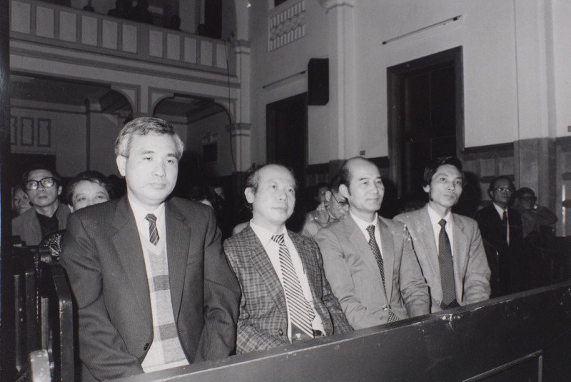 1987年1月12日，美麗島受難人姚嘉文（左）律師坐牢七年一個月後，從黑獄歸來，高俊明牧師在濟南教會為姚嘉文舉辦歡迎歸來祈禱晚會。
   圖：邱萬興/攝