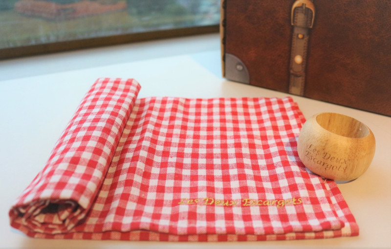 兩隻蝸牛餐廳(Les Deux Escargots) 的餐巾和餐巾套。