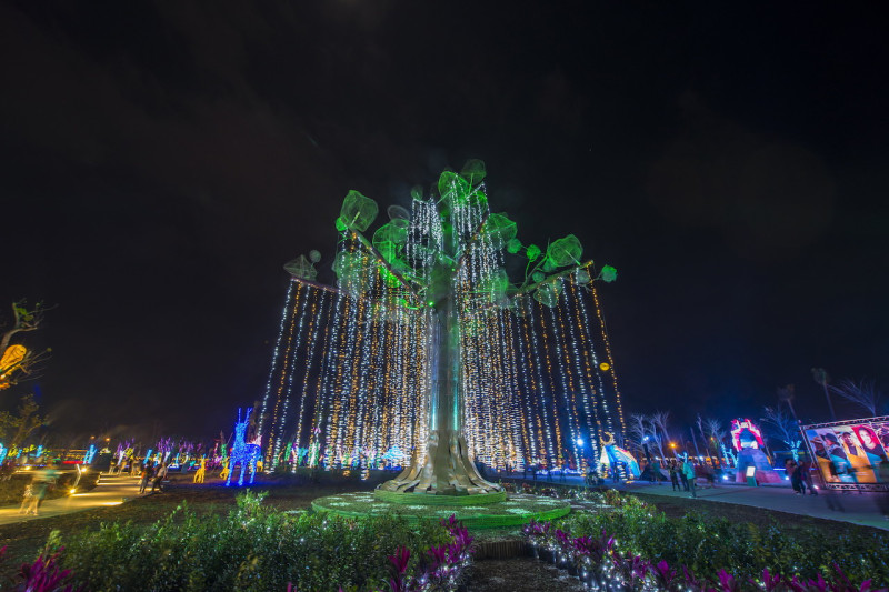座落在南島原鄉燈區中心的《生命樹》，以南島民族間具有共同生命經驗的構樹，作為設計的出發點。   圖：屏東縣政府/提供