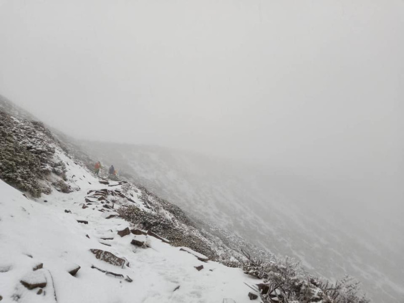 雪山下雪美景，只見雪山主峰上一片白茫茫，有許多網友看了照片直呼「太美了」！   圖：山友全蔣清授權提供