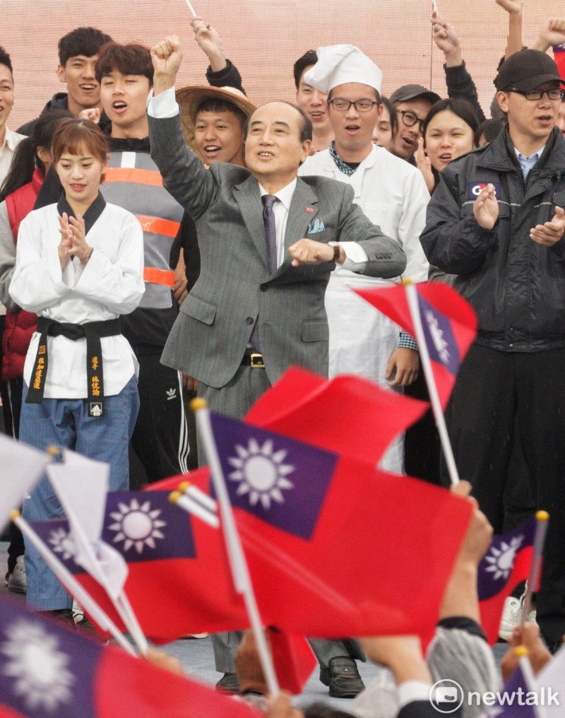 前立法院長王金平7日正式宣布參選2020總統大選，現場台灣師範大學教職員雲集，並動員親善大使、體操隊為他「造聲勢」。   圖：張良一／攝