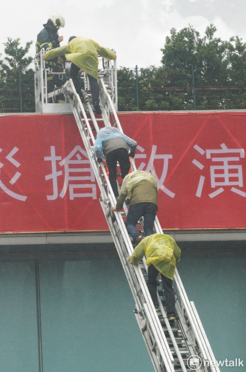 台北市政府108年全民防衛動員暨災害防救實兵演習(民安5號)，模擬避難疏散作業流程。   圖：張良一 / 攝