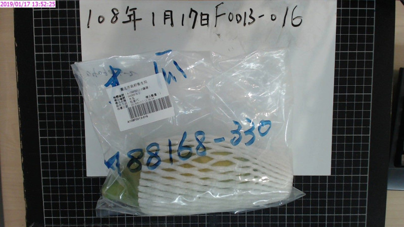 台北衛生局今年1月抽驗40件生鮮蔬果，其中一件木瓜檢出殺菌劑撲克拉。   圖：台北市衛生局/提供