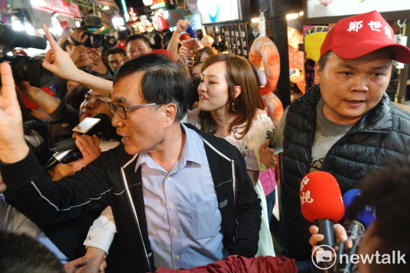 韓國瑜女兒韓冰在三重三和夜市為國民黨立委候選人鄭世維幫忙拉票，熱情回應民眾。   圖：張良一/攝