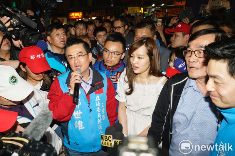 韓國瑜女兒韓冰在三重三和夜市為國民黨立委候選人鄭世維幫忙拉票。   圖：張良一/攝