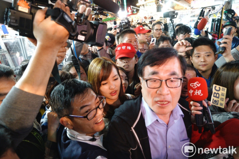 韓國瑜女兒韓冰在三重三和夜市為國民黨立委候選人鄭世維幫忙拉票，人潮擁擠，幾乎走不動。   圖：張良一/攝