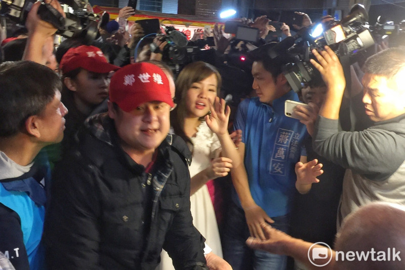 韓國瑜女兒韓冰在三重三和夜市為國民黨立委候選人鄭世維幫忙拉票，立委蔣萬安也受邀參加活動。   圖：張良一/攝