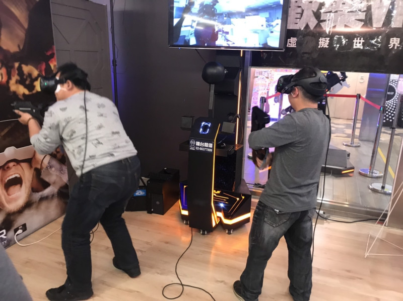 虛擬實境可以讓玩家手持利刃劈砍、端著衝鋒槍掃射，感覺置身在遊戲之中。   圖：樂美館/提供