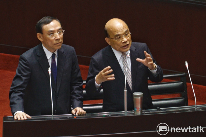 行政院長蘇貞昌（右）與法務部長（左）１５日在立法院院會備詢。   圖：張良一/攝